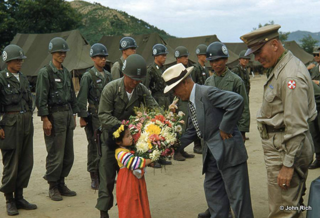 1951. 전선을 방문한 이승만 대통령에게 꽃을 전달하는 소녀..jpg